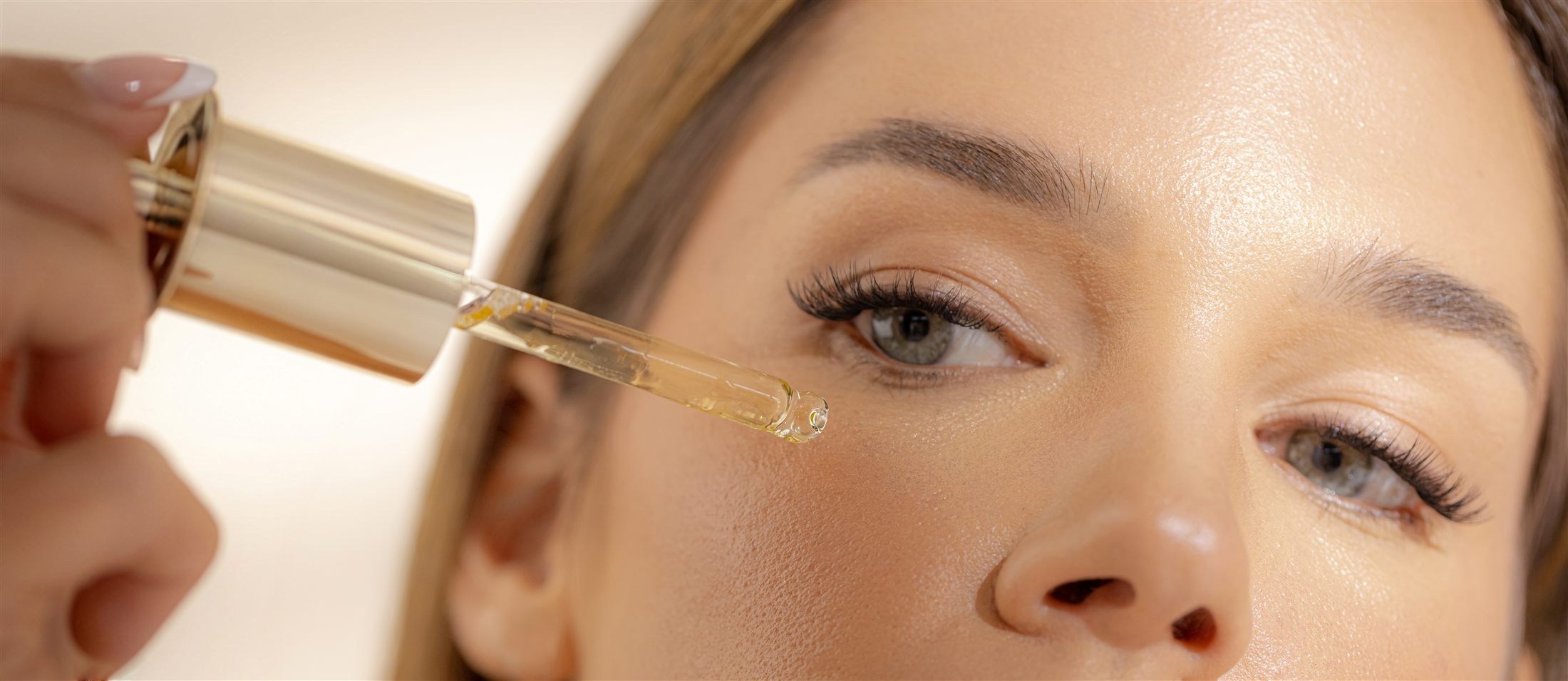 Gotero de KAYLENA Revitalizing Oil en un gesto sensorial